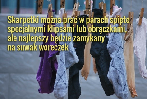 Skarpetki mogą utknąć pod gumowym kołnierzem w pralce - sprawdźmy to miejsce po praniu, a czasem zajrzyjmy też do filtra pralki