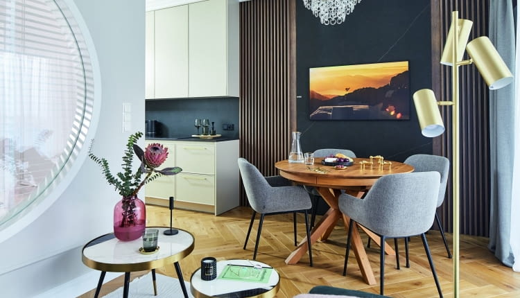 W stylowym wnętrzu dominują wyraziste, ciemne akcenty kolorystyczne  dobrane z umiarem i wyeksponowane na tle jasnych ścian oraz mebli do zabudowy.  Przeważają brązy i beże z dodatkiem złota.