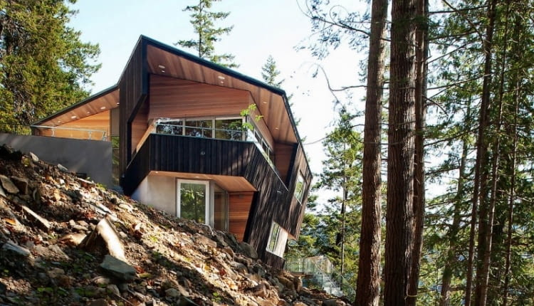 Oryginalna bryła budynku, przypominająca heksagon, to dzieło projektantów ze studia Battersby Howat Architects z pobliskiego Vancouver. Przestrzenny wielokąt zapewnia doskonały widok na całą okolicę. Stromo nachylony i zalesiony stok, u stóp którego znajduje się mała kamienna plaża, okazał się idealnym miejscem na budowę domu dla całej rodziny.