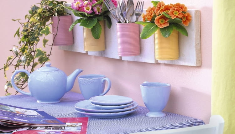 Wandh nger aus Konservendosen selbstgemacht 5/5 Primula acaulis ( Fr´hlingsprimeln ), Hedera ( Efeu ) und Besteck in gespr´hten Konservendosen, blaues Geschirr Bezug: Fa. Grimm Tel: 08161 / 48 45 - 0 SLOWA KLUCZOWE: basteln Dosen Fr´hlingsblumen Fertigbild <bert^pfe Querformat Praxis Stepabfolge Fr´hling innen ZZZ Farbe K´che Topf 000