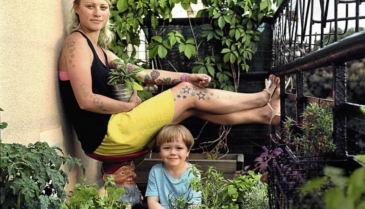 Marta Wajda, graficzka, wlascicielka firmy gastronomicznej Made with Love z czteroipolletnik synkiem Jankiem SLOWA KLUCZOWE: kobieta portret balkonowy ogrodnik