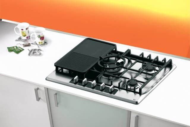 <B>Płyty gazowe mają wielu zwolenników nie tylko z powodu stosunkowo przystępnych cen. Urządzenia te są proste w obsłudze. Wykonuje się je z trwałych materiałów, a ich wygląd jest coraz bardziej interesujący. Na korzyść gazu przemawia również to, że wielu z nas woli po prostu gotować na żywym ogniu.</B> <BR />PŁYTY GAZOWE. EGW 70 5 G, szkło hartowane, ruszty pojedyncze, 5 palników (w tym typu wok), w wyposażeniu płyta do grillowania i podstawka pod wok, 68 x 50 cm, 1390 zł, Teka