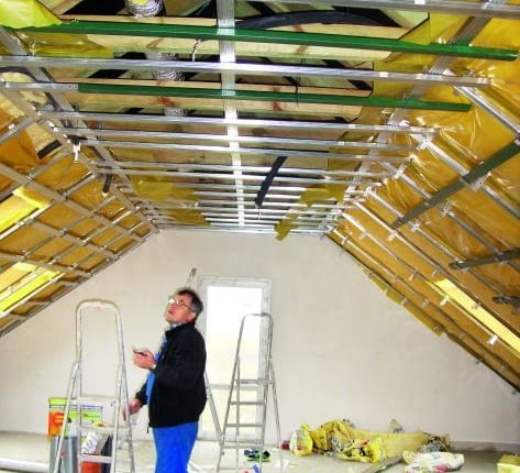 Podczas wykonywania obudowy poddasza należy sprawdzać każdy etap prac, począwszy od układania ocieplenia, montażu rusztu, poprzez mocowanie paroizolacji i płyt gipsowo-kartonowych