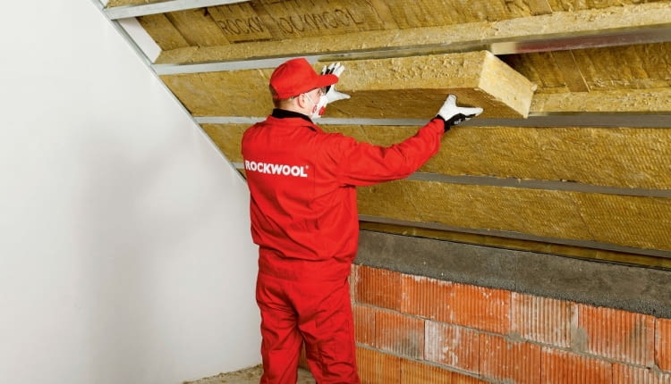 Pasy izolacji z wełny mineralnej powinny do siebie dobrze przylegać