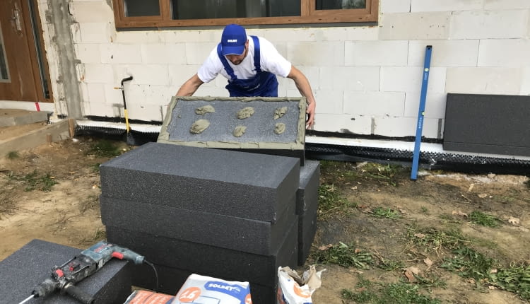 Zaprawa klejąca Gabit Termo 1.6 służy do przyklejania płyt styropianowych (również grafitowych) do podłoża. Nanosi się ją na płyty metodą pasmowo-punktową.