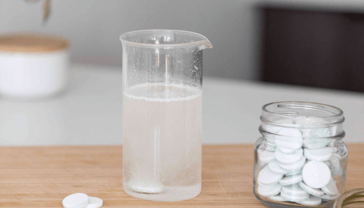 Jak przedłużyć świeżość ciętych kwiatów? Prosty trik za 4 zł!