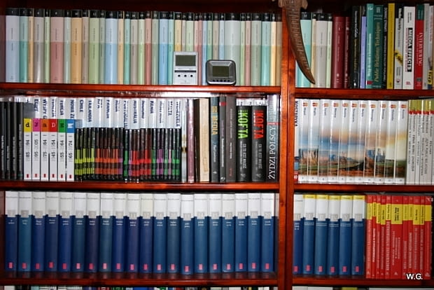 regał na książki, półka z książkami