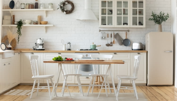 Kuchnia biała z drewnem - inspiracje