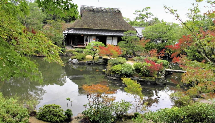 Nieodłącznym elementem Japońskiego ogrodu krajobrazowego jest staw stylizowany na naturalny zbiornik wodny.