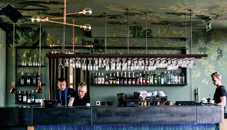 Kolory We wnętrzu restauracji dominują odcienie kojarzące się z morzem i plażą.