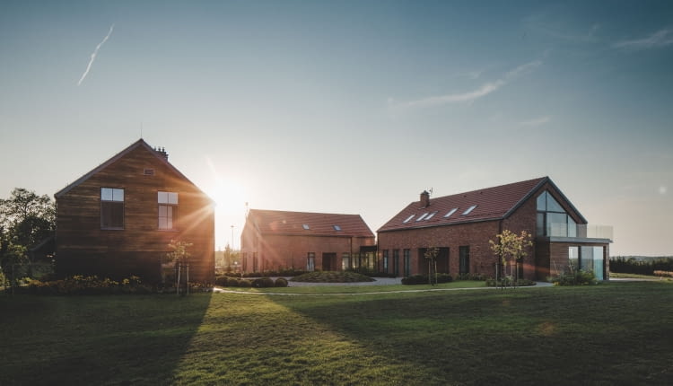 Projekt Jagny Bielowickiej nawiązuje do charakterystycznej dla polskiej wsi architektury zagrodowej z wewnętrznym dziedzińcem