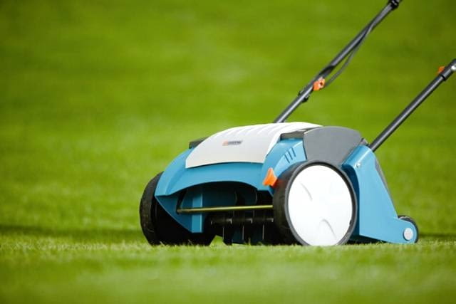 Elektryczny wertykulator EVC 1000 do usuwania resztek roślin i mchu. Producent: Gardena, cena: 550 zł