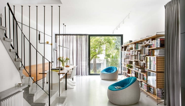 Wyburzenie ścian działowych na parterze otworzyło nowe perspektywy: przekraczając próg, można powiedzieć dzień dobry drzewom za oknem. Liniowy układ aranżacji podkreśla wydłużony kształt wnętrza, zmieniając mankament w atut.