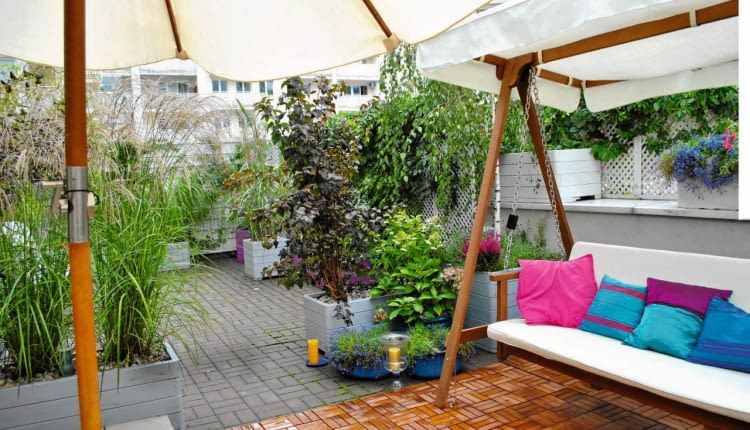 WIDOK TARASU Z KĄCIKA KAWOWEGO. Na pierwszym planie drewniana huśtawka, w głębi podniebna "plaża".