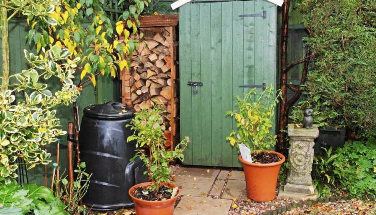 W kaciku gospodarczym warto mieć składzik na narzędzia, skład drewna opałowego i kompostownik.