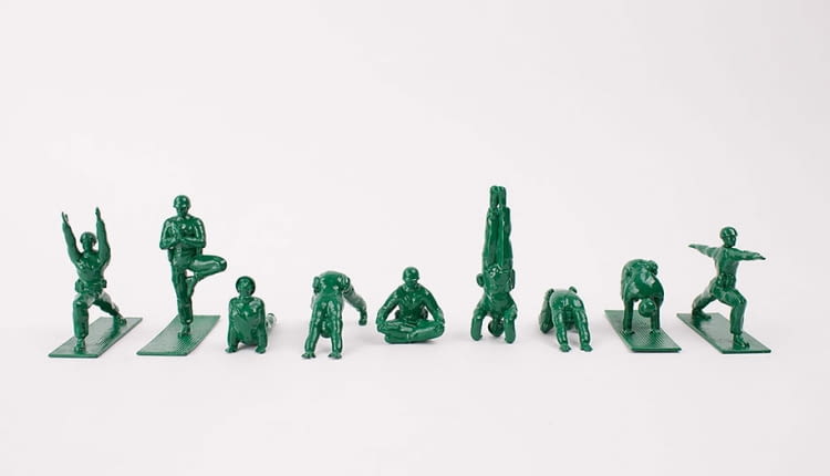 Żołnierzyki uprawiający jogę