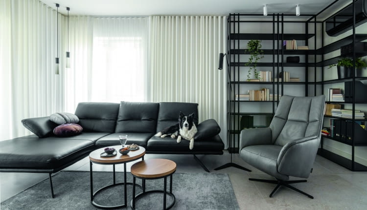 Atmosferę spokoju i domowego schronienia zapewnia użyta w aranżacji mieszkania monochromatyczna paleta barw. Czerń, szarość, biel i wzór drewna oddane w różnych strukturach oraz na różnych powierzchniach kreują wyciszone wnętrze.