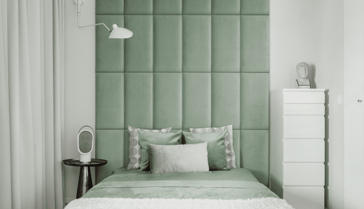 W sypialni możemy stworzyć iluzję okna, przykrywając jedną ze ścian zasłonami na karniszu - będzie się wydawało, jakby za nimi znajdowało się okno.