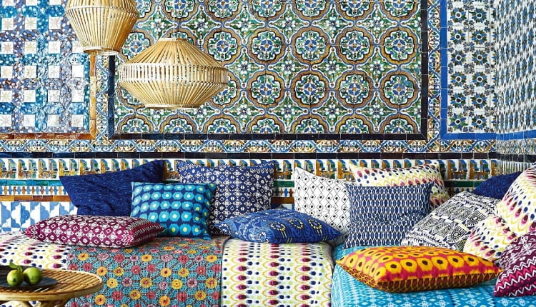 JAK W MAROKAŃSKIM RIADZIE. Lampa wisząca Jassa, 89,99 zł, poszewki na poduszki Jassa, 29,99 zł - IKEA