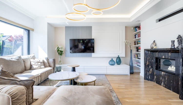 Przytulny rodzinny dom - aranżacja z nutą klasyki