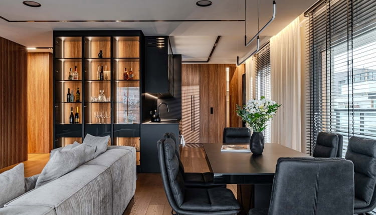 Aranżacja 115-metrowego apartamentu - drewno i czarny kolor