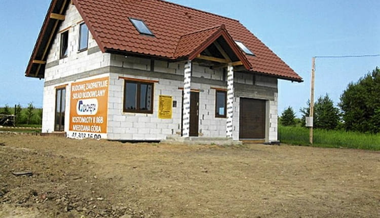 Dom ulokowany jest w odległości 4 m od płotu z jednej strony i niewiele większej z drugiej. Teren dokoła jest pusty i płaski, a wejście zwrócone na południe.