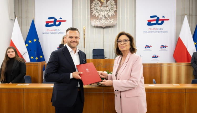 Dokument z rąk marszałek Senatu Małgorzaty Kidawy-Błońskiej odebrał w imieniu Instytutu Adrian Musiał, prezes Instytutu Wzornictwa Przemysłowego (IWP).