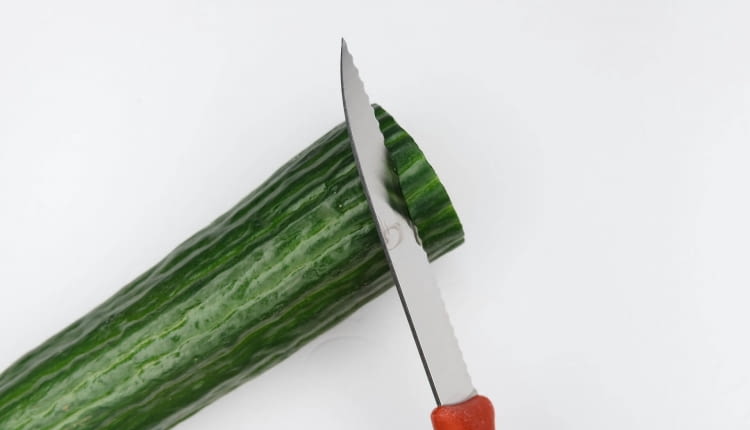 krojenie gorzkiego ogórka