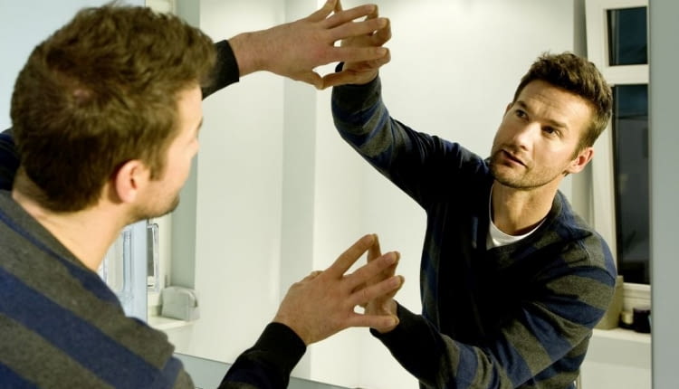 Jak powiesić lustro bez wiercenia?