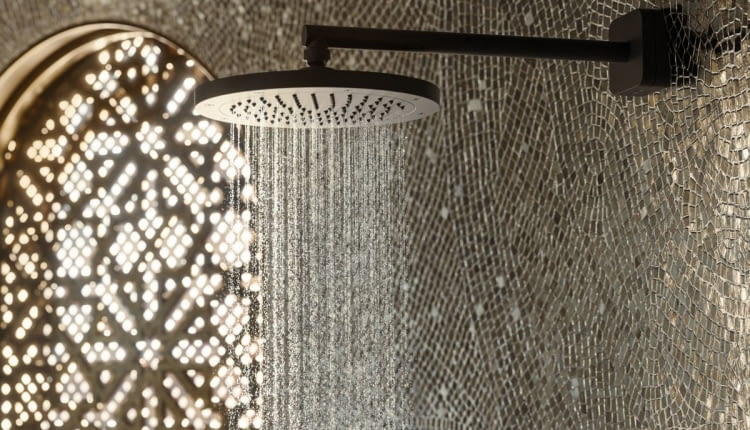 Głowice prysznicowe z kolekcji AXOR Conscious Showers w pięknej formie pokazują, co i w jaki sposób naprawdę należy chronić na naszej planecie. Dzięki innowacyjnej technologii, w wariancie EcoSmart+ zmniejszają zużycie wody do mniej niż 6 litrów na minutę – ale pozwalają cieszyć się tą samą przyjemnością prysznica, co zawsze.