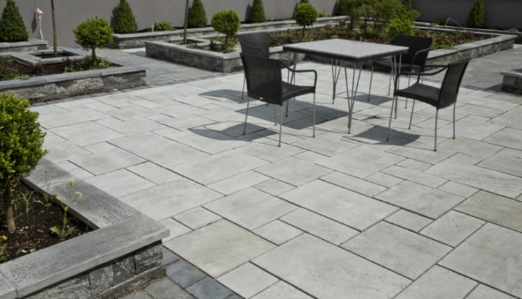 Szara kostka betonowa