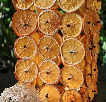 Lampion z plastrów pomarańczy. Ozdoby świąteczne. Lampiony