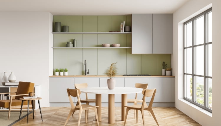 Pionowe podziały laminowanych płyt na ścianie przywodzą na myśl motyw deskowania z prowansalskich kuchni. Pastelowa zieleń (płyta Avocado U12188) i szarość (płyta Szary Jasny U12188) z dodatkiem drewna tworzą ciepły klimat wnętrza.