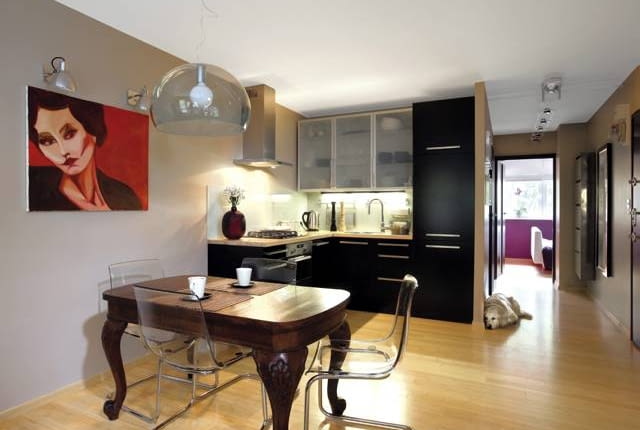 Odporny na uszkodzenia bambusowy parkiet został położony i w pokoju, i w kuchni. Wybrano go m.in. ze względu na ostre pazury czworonożnych domowników (psa i kota).