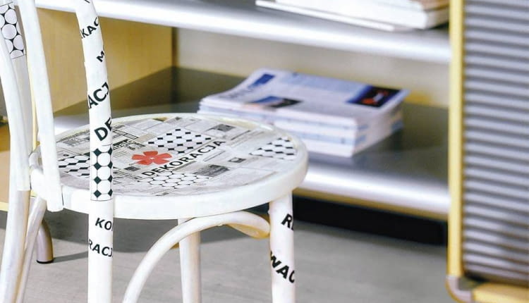 KRZESLO OKLEJONE KAWALKAMI ZADRUKOWANYCH STRON Z CZASOPISM ARANZACJA - MARTA DZIKOWSKA - LUCZYWO , KINGA ANNA - KLOSINSKA FOT. MARIUSZ PIETRON PUBLIKACJA CZTERY KATY NR 9 (144) - 9.2003 SLOWA KLUCZOWE: MEBLE STOCKOWE ZDJĘCIE DO WKŁADKI: PUBLIKACJA CZTERY KATY NR 9 (144) - CZASOPISMA