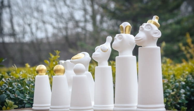 Małpie szachy wyprodukowane w Fabryce Porcelany AŚ Ćmielów