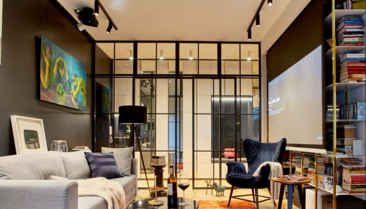 W KĄCIKU WYPOCZYNKOWYM można rozmawiać, patrzeć na obrazy oraz oglądać filmy na wygodnym aksamitnym w dotyku fotelu z Kare Design i sofie z Com40.