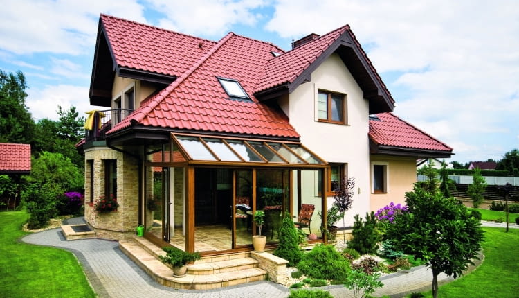 Dach a przepisy Zgodnie z obowiązującymi warunkami technicznymi współczynnik przenikania ciepła U dla dachu i stropodachu nie może przekraczać 0,20 W/(m2K). Wartość ta zmieni się od 2021 roku na lepszą i będzie wynosić 0,15 W/(m2K).