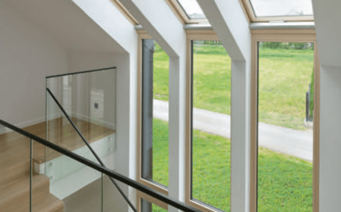 Maksimum szkła i jak najmniej zbędnych okuć, czyli samonośny system punktowy mocowania balustrady do boku to najlepsze rozwiązanie na schody i antresole.