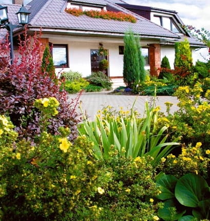 DOM I OGROD PANSTWA RENATY I DARIUSZA SELIGOW FOT. JERZY ROMANOWSKI PUBLIKACJA LADNY DOM NR 6 (68) - 6.2004