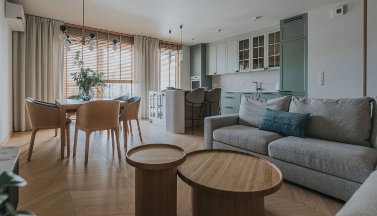 Światło, drewno i zieleń: współczesny azyl w sercu Jeżyc