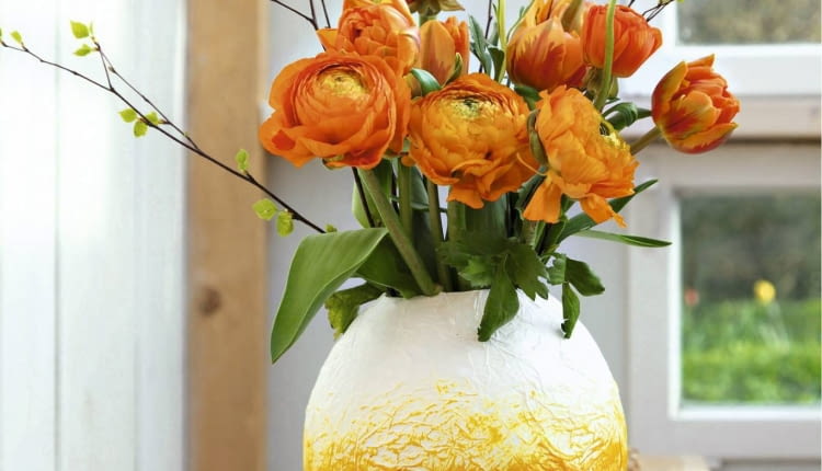 Vase aus Seidenpapier-Papiermache mit Farbverlauf orange bemalt - mit Stepps SLOWA KLUCZOWE: FrŁhling Ostern Dekoration Papier Pappmache Pappmaschee weiR Seidenpapier Luftballons basteln selber machen DIY kreativ Idee Kreatividee Helga Noack Step Steps Stepp Stepps Vase Vasen Eiform bemalt orange Farbverlauf ombre Tulpen Ranunkeln Hochformat