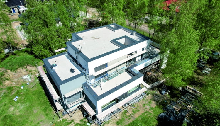 Teoretycznie podczas budowy można wprowadzić zmiany na każdym  jej etapie. Pomysłów na to, co ulepszyć, jest tyle, ilu inwestorów.  Ich inwencja bywa naprawdę nieograniczona. Przestrzegamy jednak  przed odejmowaniem samowolnych decyzji i przedstawiamy  najważniejsze zmiany oraz ich konsekwencje.