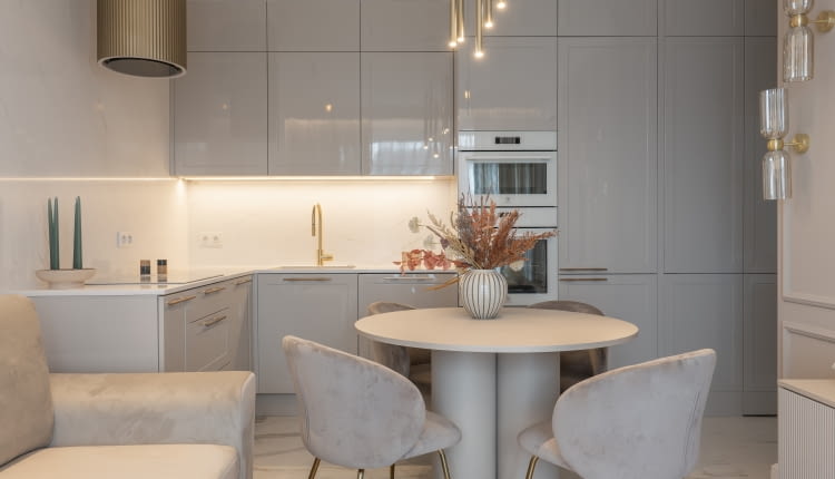 Aksamitny beż: aranżacja mieszkania projektu pracowni KODO