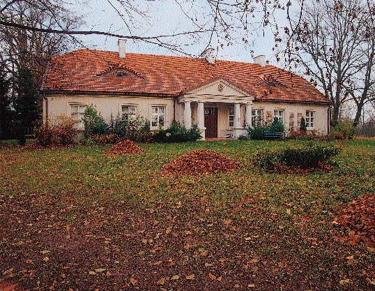 Odnowiony, zabytkowy dwór w Piekarach