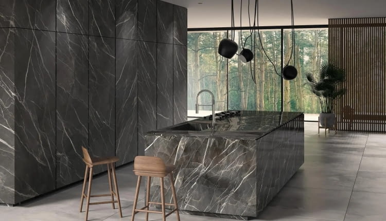 Wzór z tej kolekcji oddaje wyrafinowanie czarnego marmuru, ale ociepla go, zmiękczając wyrazisty rysunek nutami beżu, Diamond, Calacatta Black, Laminam