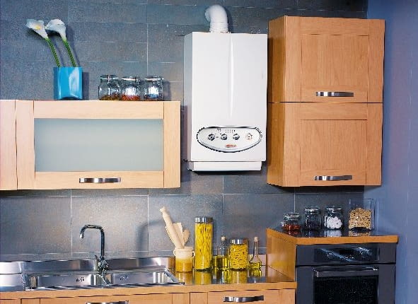 Gazowy kocioł grzewczy zamontowany w zabudowie kuchennej