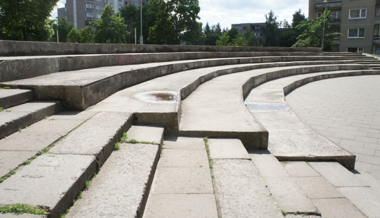 Meble miejskie wkomponowane w skarpę betonowego amfiteatru