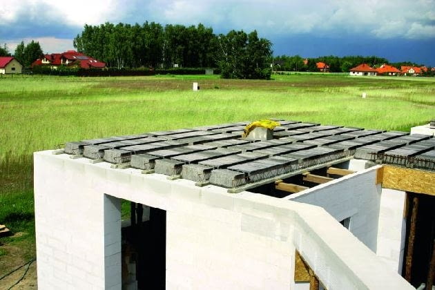 Strop Teriva - pomiędzy prefabrykowanymi belkami z betonowymi stopkami układa się najczęściej pustaki keramzytobetonowe