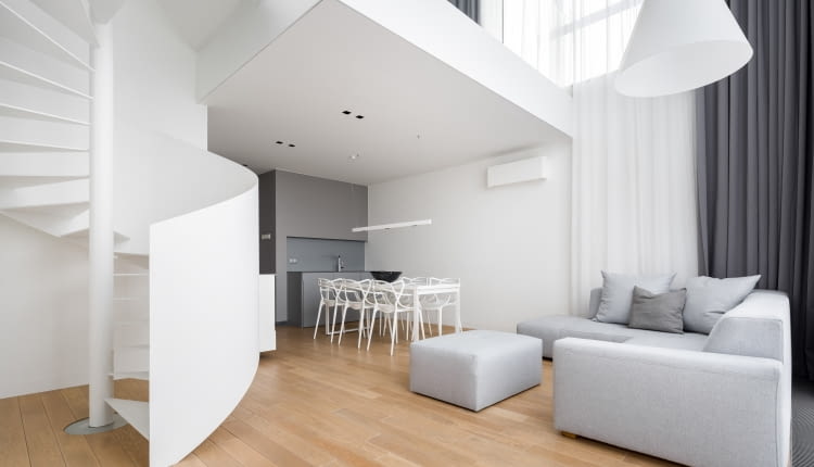 Apartament z antresolą w stylu minimalistycznym